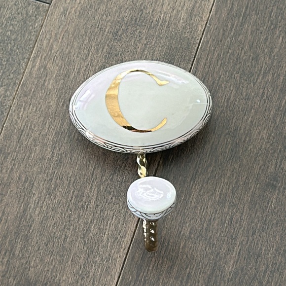 ANTHROPOLOGIE Ceramic “C” Wall Hook, Monogram Initial, Gold Cream Twist Decor - Picture 2 of 6